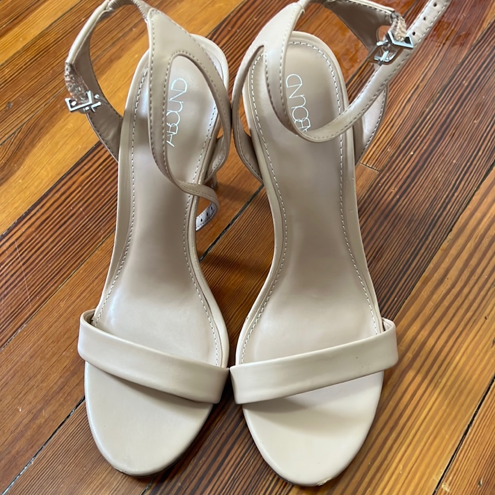 Nude pumps